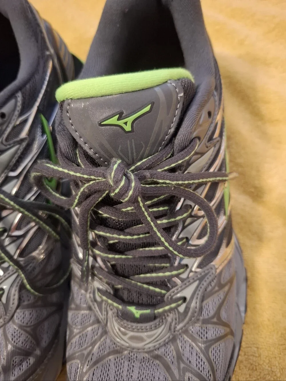 Mizuno grey neon